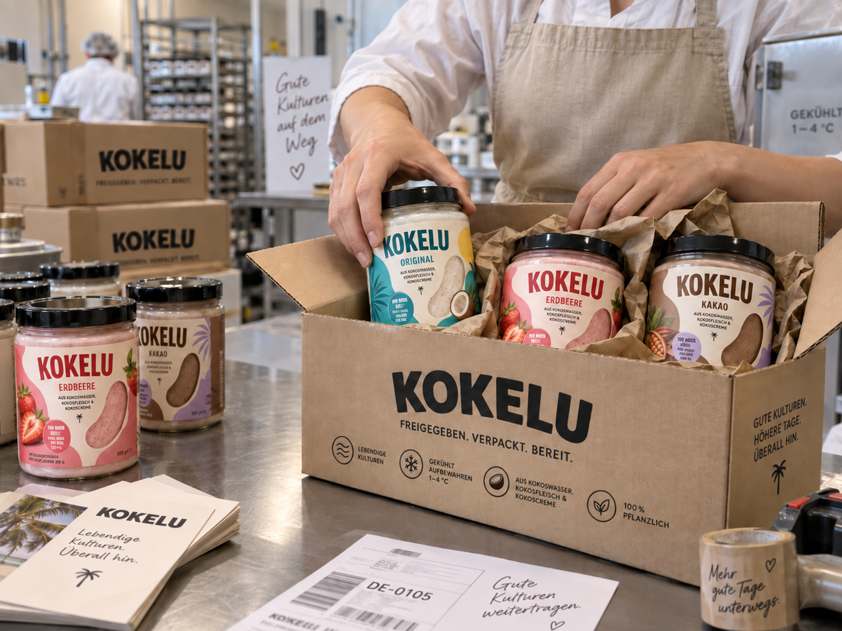 Freigegebene und verpackte KOKELU Dosen werden für den Versand vorbereitet